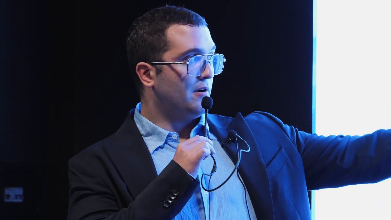 Andrea Saponaro mentre spiega il metodo